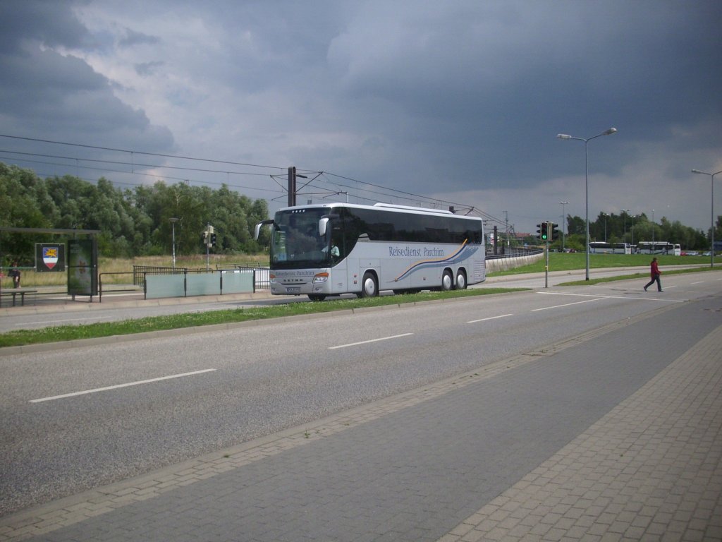 Setra 416 GT-HD vom Reisedienst Parchim aus Deutschland in Rostock.


