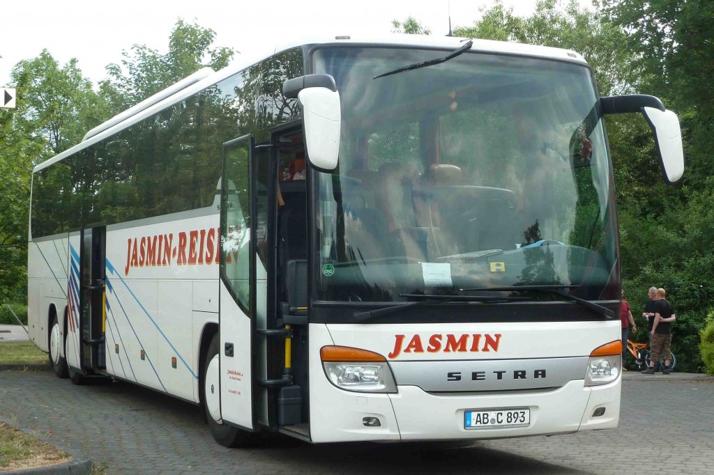 Setra von  JASMIN-Reisen  wartet in Fulda auf die Fahrgste
