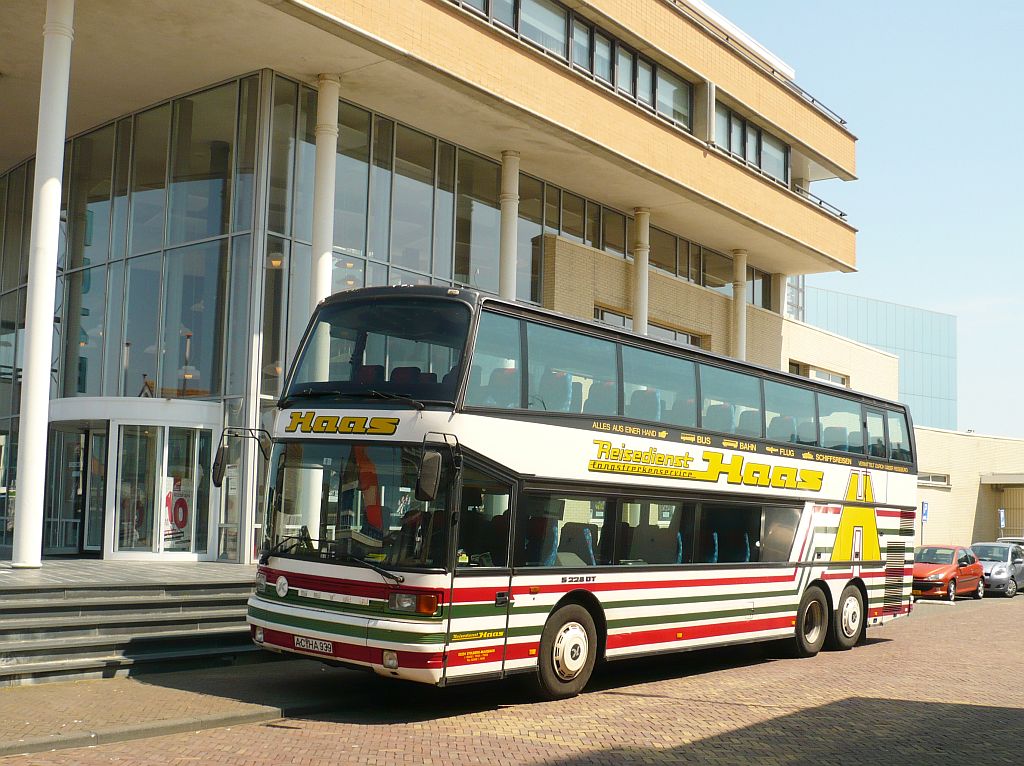 Setra Kettler S 228 DT Reisebus der Firma Haas aus Deutschland. Noordwijk, Niederlande 07-07-2013.

Setra Kettler S 228 DT reisbus van de firma Haas uit Duitsland. Noordwijk 07-07-2013.