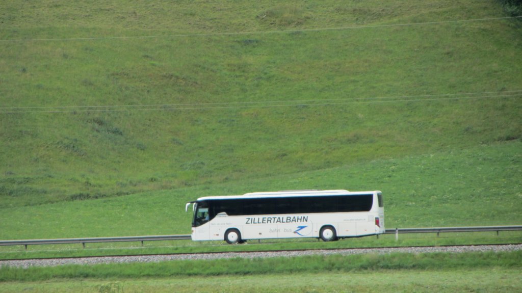 Setra-Linienbus der Zillertalbahn als 8330 (Innsbruck Hbf->Mayrhofen Penkenbahn); Kapfing Bahnhaltestelle am 17.7.2012.