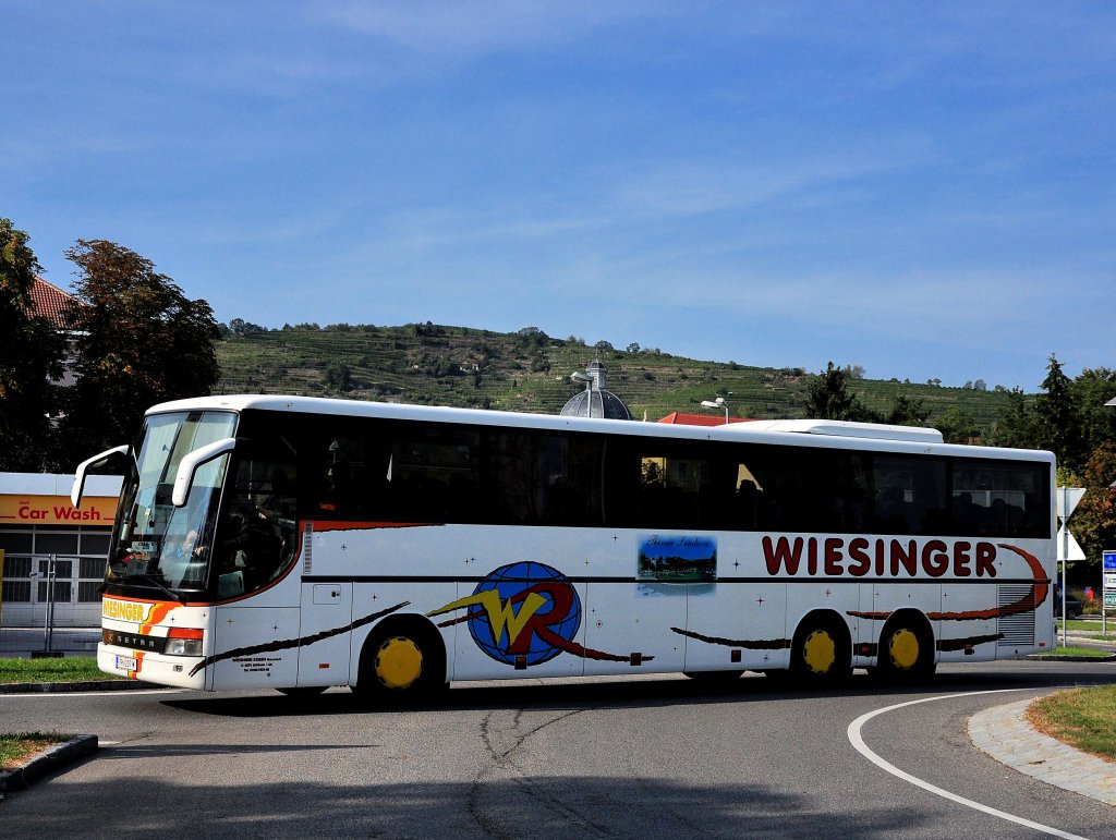 SETRA Reisebus von WIESINGER Reisen aus Obersterreich am 23.9.2012 in Krems an der Donau gesehen.