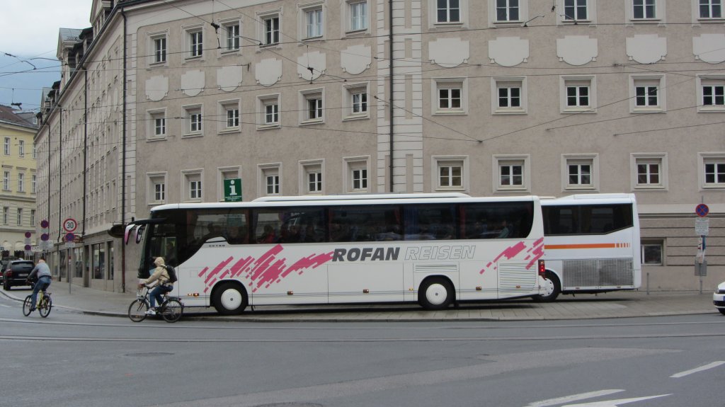 Setra von Rofan Reisen (leider etwas verdeckt) am Innsbrucker Marktplatz.(29.6.2013)