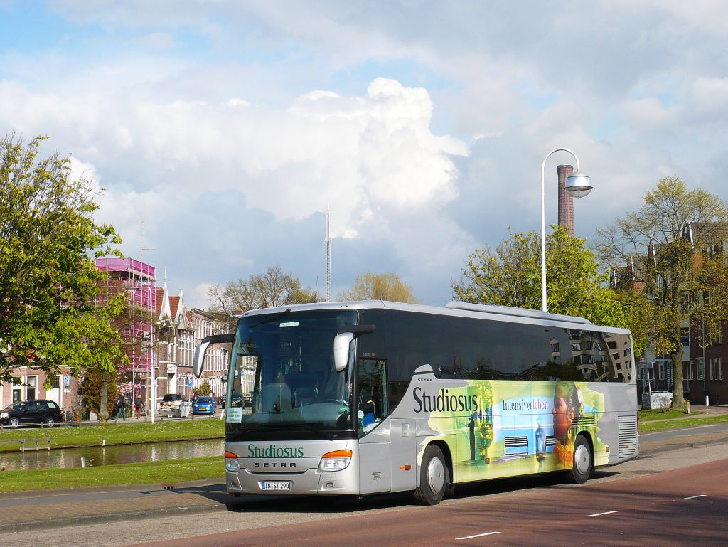 Setra S 415 GT HD der Firma Studiosus aus Deutschland. Leiden, Niederlande 24-04-2012.