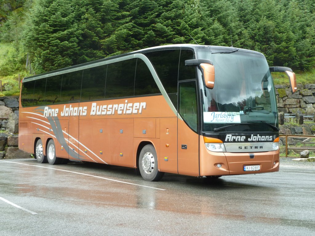 Setra S 417 HDH von  Arne Johans Bussreiser  in der Nhe vom Lyssefjord/Norwegen, Juli 2011