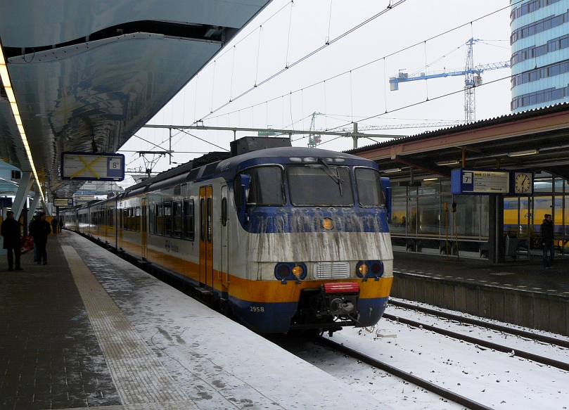 SGM-III Sprinter Nummer 2958 als Nahverkehrzug nach Nijmegen auf Gleis 8 in Arnhem am 02-12-2010.