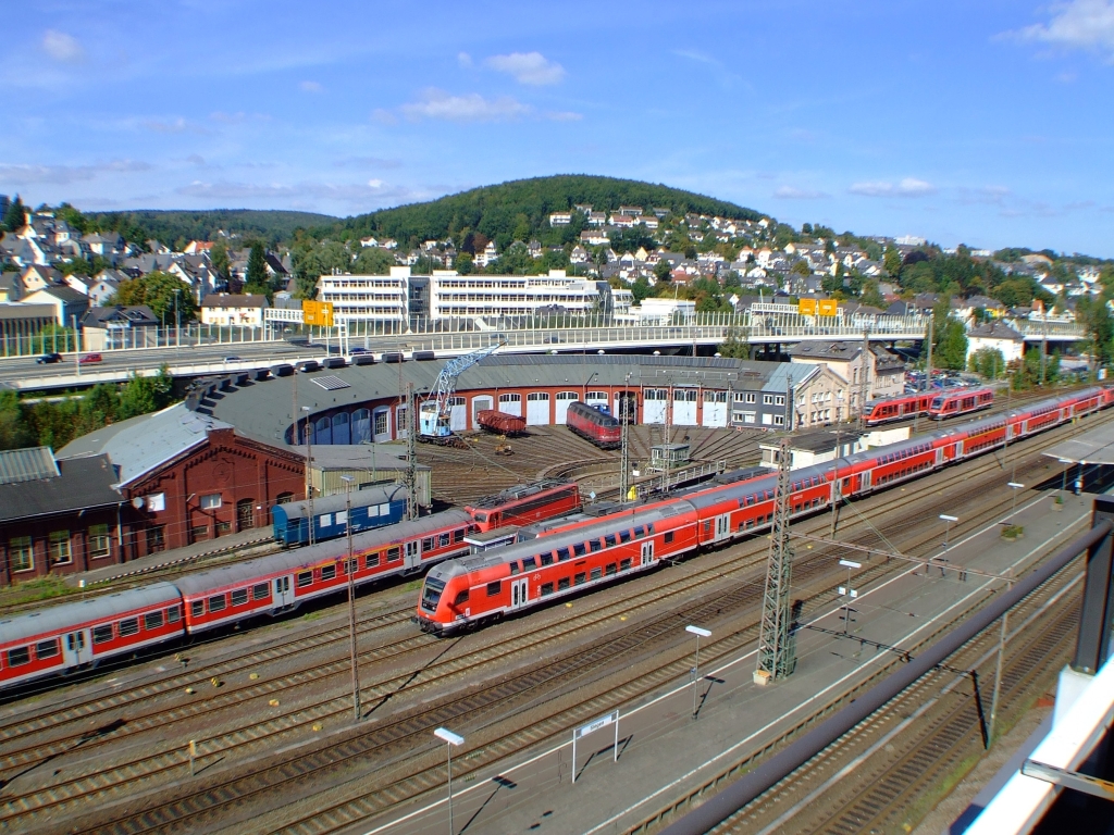 Siegen am 15. Sep. 2007, Blick vom Parkdeck der Citygalerie auf den Hbf und den Ring Lokschuppen.  In den Lokschuppen befindet sich das Sdwestflische Eisenbahnmuseum.