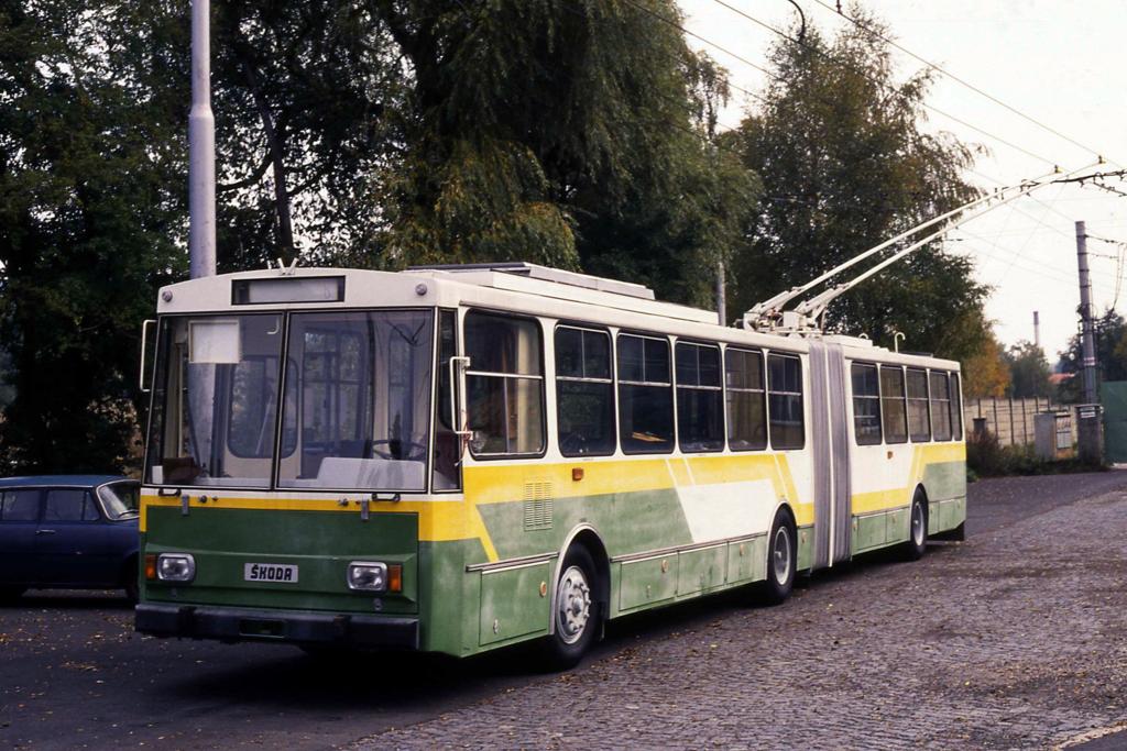 Skoda O-Bus hier an der Endhaltestelle der werkeseigenen Teststrecke in 
Ostrov am 8.10.1992.