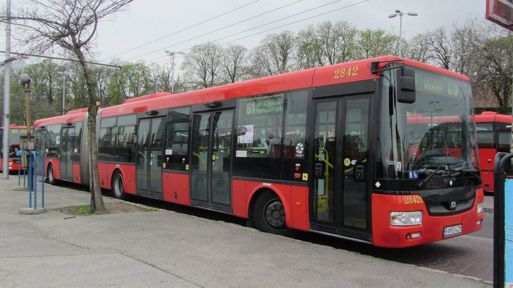 Slowakischer Gelenksbus in Bratislava am 7.4.2012.