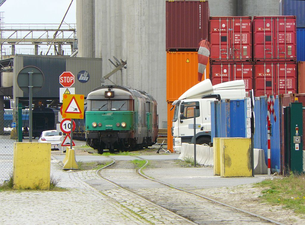 SNCF 467453 en 467544 rangeren met graanwagens. Watergang, Antwerpen 10-05-2013.