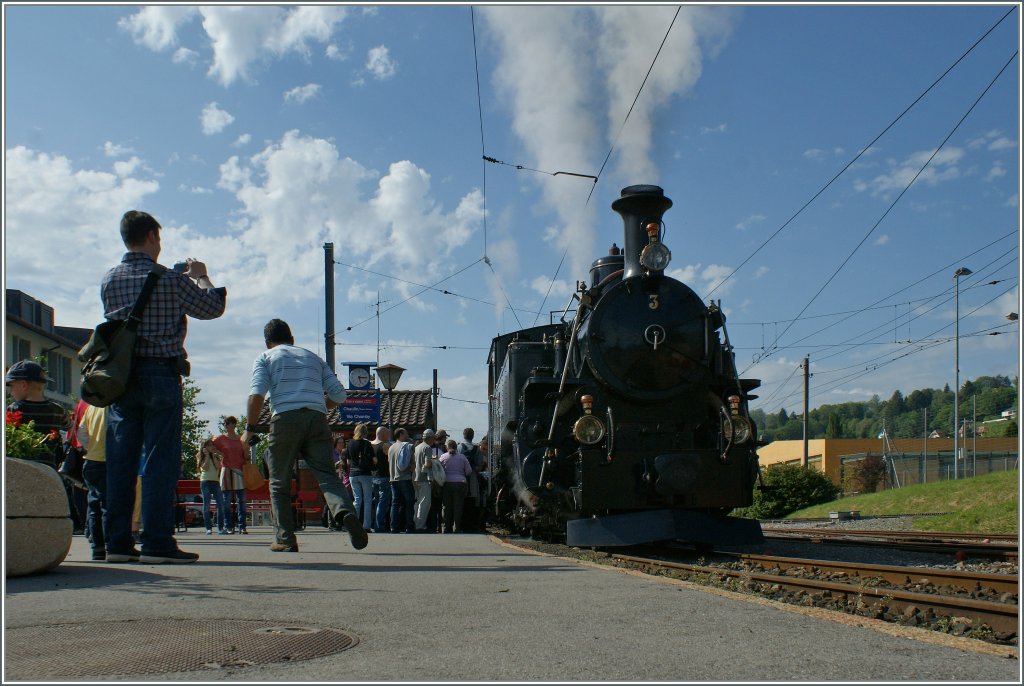 So eine alte Dampflok versetzt die Fotogarfen in spannende Hektik...
B-C Bahn, den 19. Mai 2012