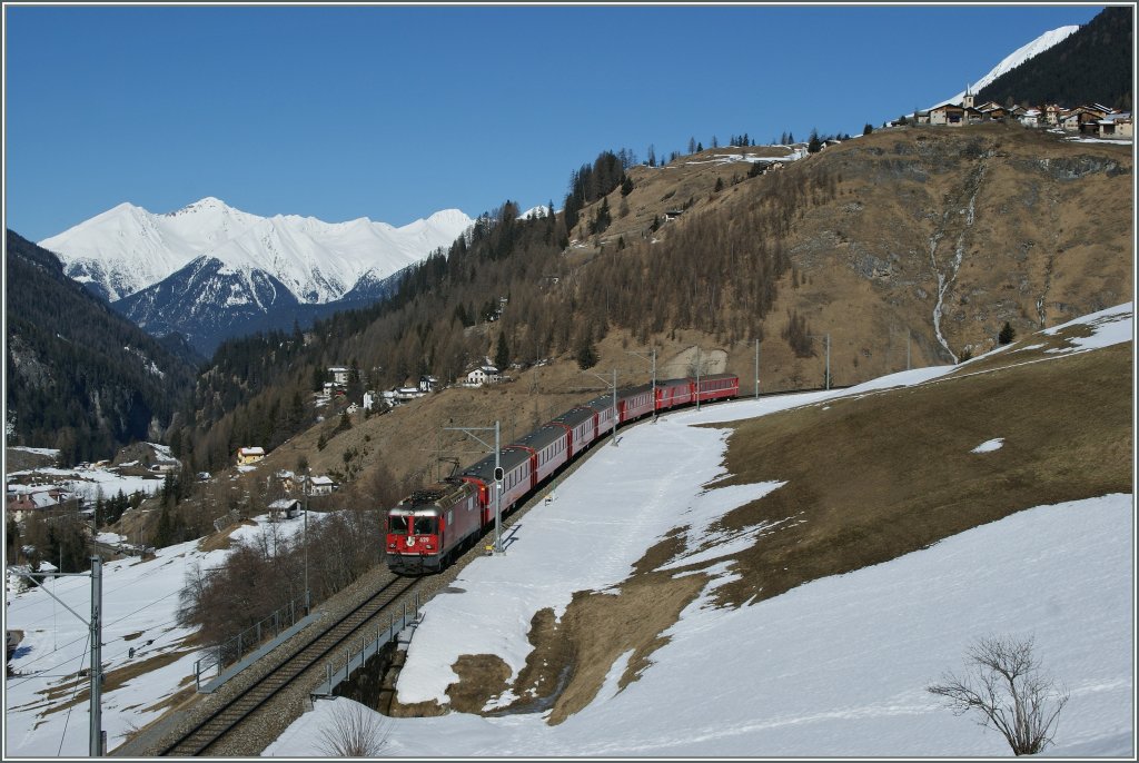 So faszinierend Brcken und Tunnels im obern Teil der Strecke Preda - Bergn sind, so gerne fotografiere ich im unteren Teil, gleich oberhalb von Bergn. Gestern erfllte ich mir ganz sponntan diesen Wunsch und konnte dabei die RhB Ge 4/4 II 429 mit dem Albulaschnellzug RE 1136 St. Moritz - Chur fotogarfieren. Rechts oben im Bild der Ort Latsch, ganz unten rechts das Ablula Bahnmuseum welches sich gleich neben dem Bahnhof von Bergn/Bravuogn befindet. 16. Mrz 2013