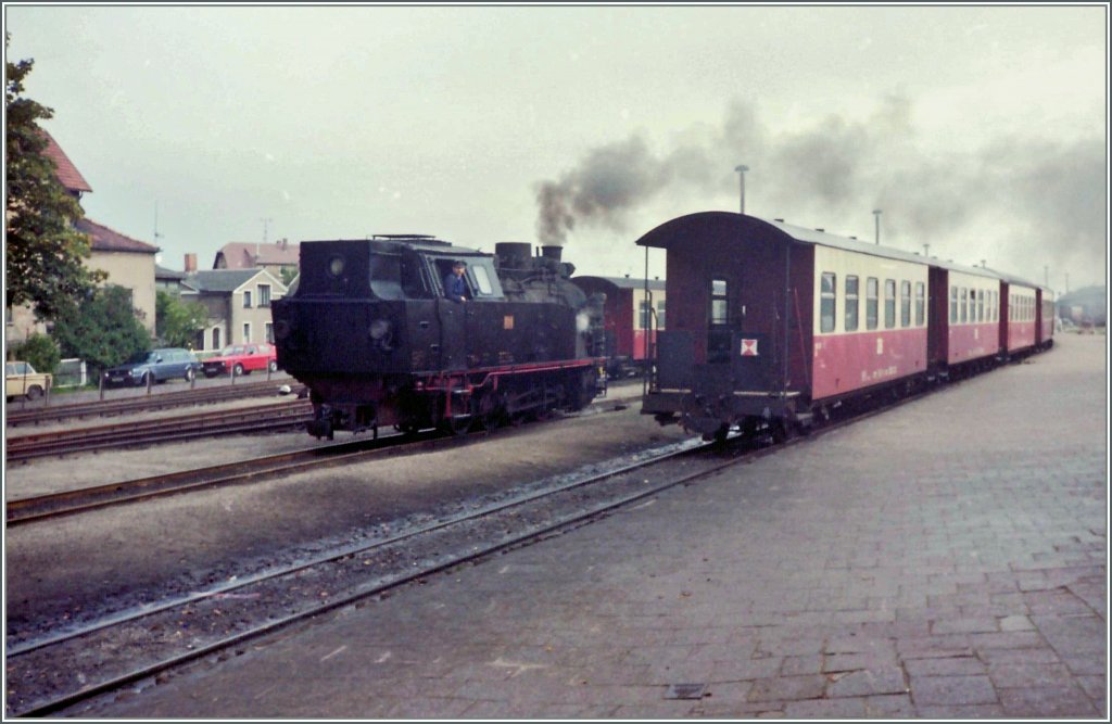 Speziel fr Frank habe ich mir ein paar farbige (!) Molli-Bilder rausgesucht: 
Bild 1 entstand noch in der DDR, kurz vor der Wiedervereinigung im Bahnhof von Bad Doberan 
September 1990/gescanntes Negativ