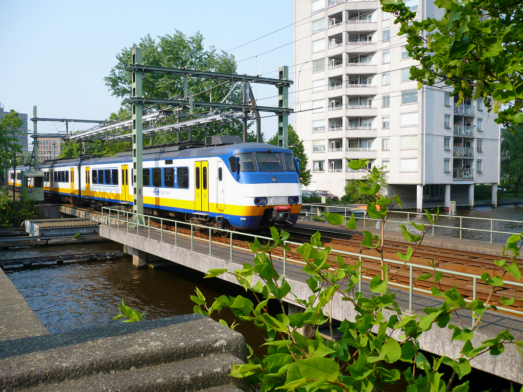 Sprinter SGM-II 2136 und 21.. Galgewaterbrug Leiden 29-04-2011.