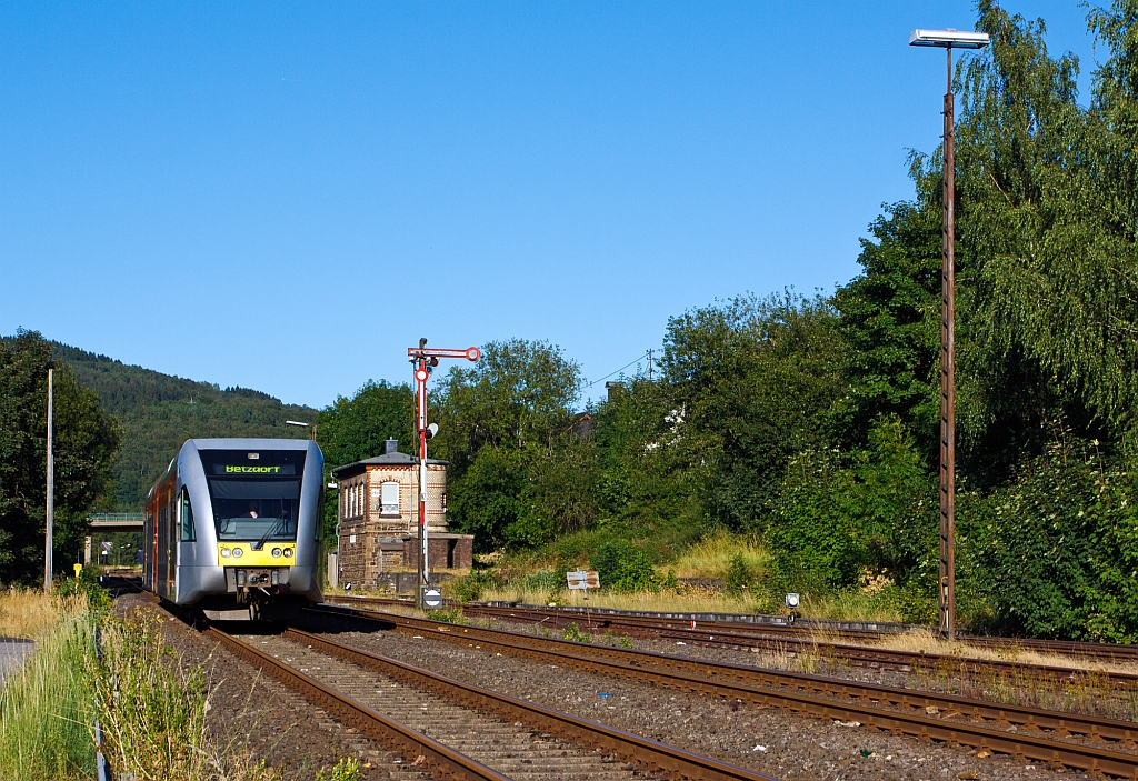 Stadler GTW 2/6 (BR 646) der Hallertalbahn kommt am 23.08.2012 von Neunkirchen, hier beim Stellwerk Herdorf Ost (HO), nach dem Halt am Bahnhof Herdorf f�hrt sie dann weiter in Richtung Betzdorf/Sieg.