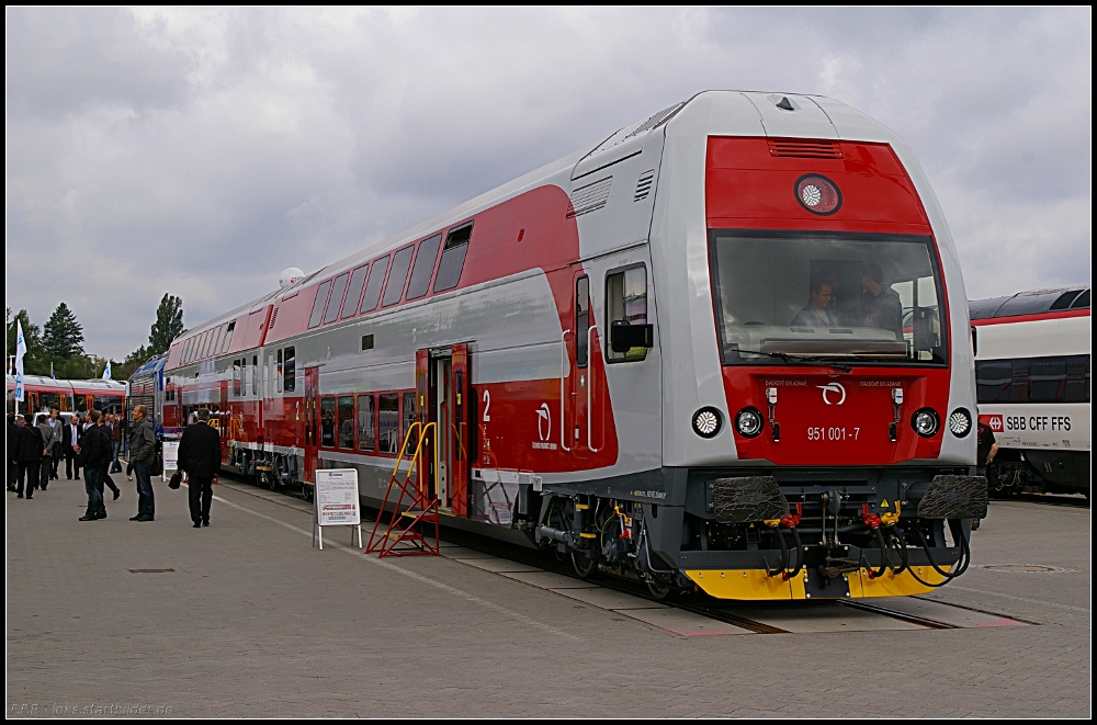Steuerwagen 951 001-7 und die Mittelwagen sind speziell f�r die Baureihe 671 der  Zelecznicna spolocnost Slovensko  gebaut (INNOTRANS 2010 Berlin 21.09.2010)