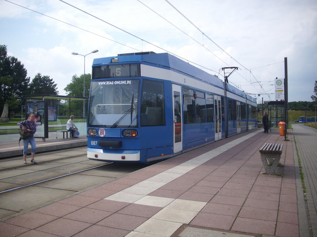 Straenbahn 687 der Rostocker Straenbahn AG an der Haltestelle Stadthalle