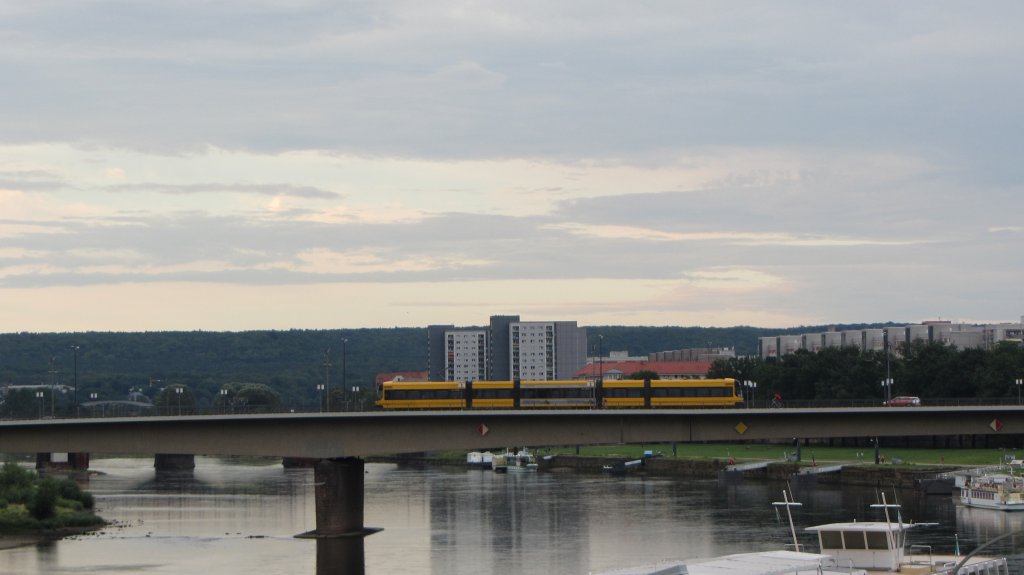 Straenbahn der Dresdner Verkehrsbetriebe (DVB) auf einer Elbbrcke in Dresden.(6.8.2012)