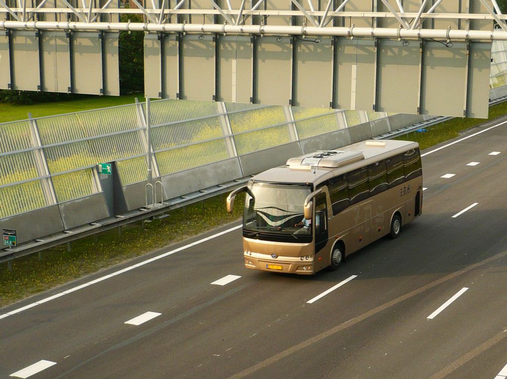 Temsa Opalin Reisebus Baujahr 2007 der Firma Z.D.S. Autobahn A4, Leiden, Niederlande 19-06-2012.

Temsa Opalin bouwjaar 2007 van de firma Z.D.S. (Zoetermeerse Dagtochten Specialist) uit Zoetermeer. Rijksweg A4, Leiden 19-06-2012.