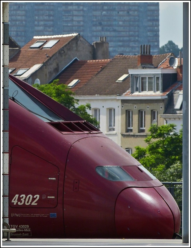 Thalys mitten im Wohngebiet. Bruxelles Midi, 22.06.2012 (Jeanny)