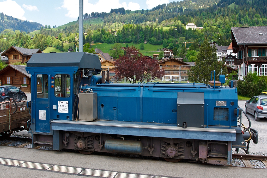 Tm 2/2 No. 6  der MOB (Montreux–Berner Oberland-Bahn) am 28.05.2012 in Saanen.

Die Lok wurde 1980 bei Carl Kaelble u. Gmeinder in Mosbach (D) unter der Fabrik-Nr. 5586 gebaut und an Halberger Htte in Brebach (D) als  26 - Elsbeth  geliefert.  Benkler AG (heute zu Sersa), Villmergen [CH] kaufte sie Anfang der 2000er und fhrte sie als Tmf 2/2 26  Elsbeth , 2008 kaufte sie dann die MOB. 

Die 1000 mm Lok vom Typ 300 B hat eine Leistung von 220 kW und eine Hchsgeschwindigkeit von 25 km/h.

Aufnahme aus einem fahrenden Zug.