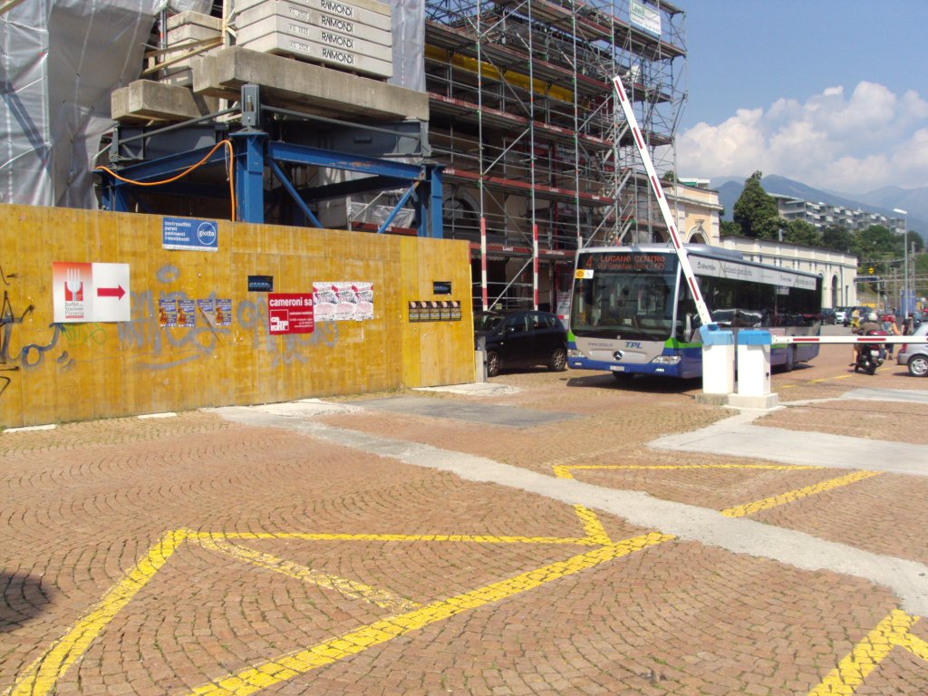 TPL-Mercedes Citaro Nr.310 Baujahr 2009 bei der Barriere beim Bahnhof Lugano am 1.8.13