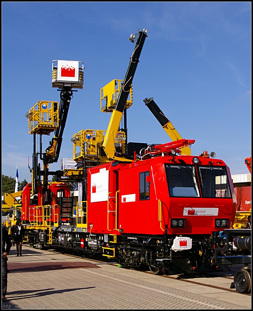 Tr�gerfahrzeug mit mehrteiliger Arbeitsb�hne, Kran und Werkstattmodul des Herstellers Windhoff GmbH (MPV Multi Purpose Vehicle; INNOTRANS 2010, gesehen Berlin 22.09.2010)