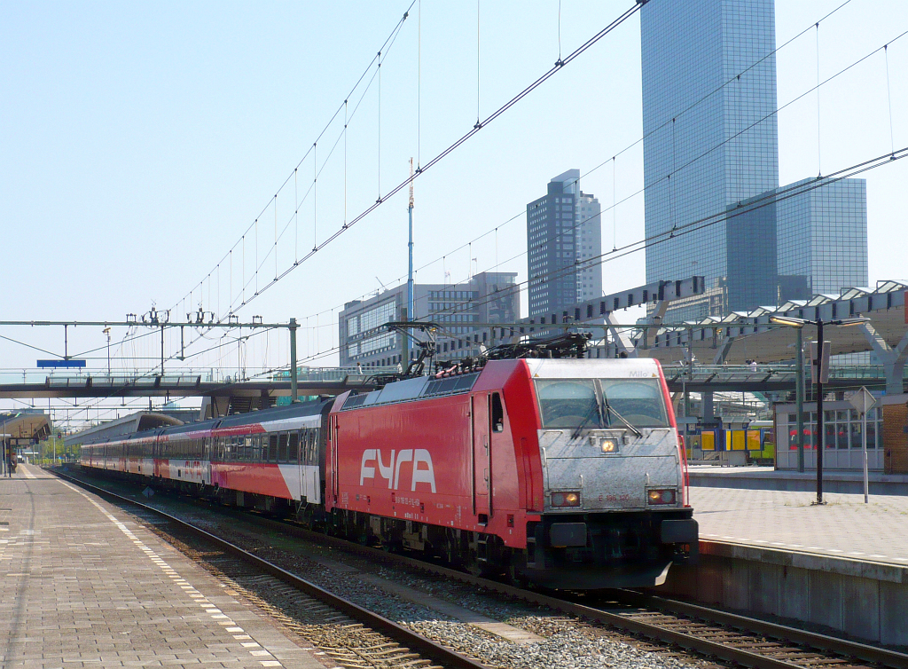 TRAXX Lok E186 120 mit FYRA Zug nach Amsterdam. Rotterdam Centraal Station am 20-04-2011.