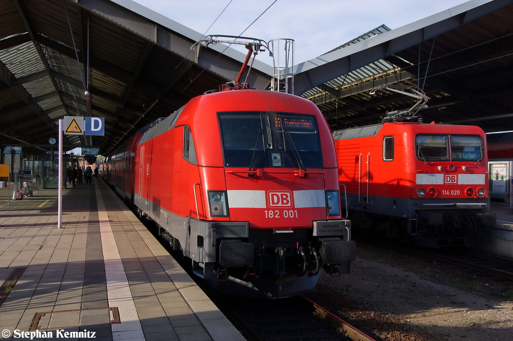 Treffen zweier E-Lok Generationen in Frankfurt(Oder). Im Bahnhof steht die 182 001 mit dem RE1 (RE 18182) von Frankfurt(Oder) nach Berlin Zoologischer Garten und in den Bahnhof schiebt die 114 020 den RE11 (RE 18216) von Cottbus nach Frankfurt(Oder) hinein. 13.10.2012