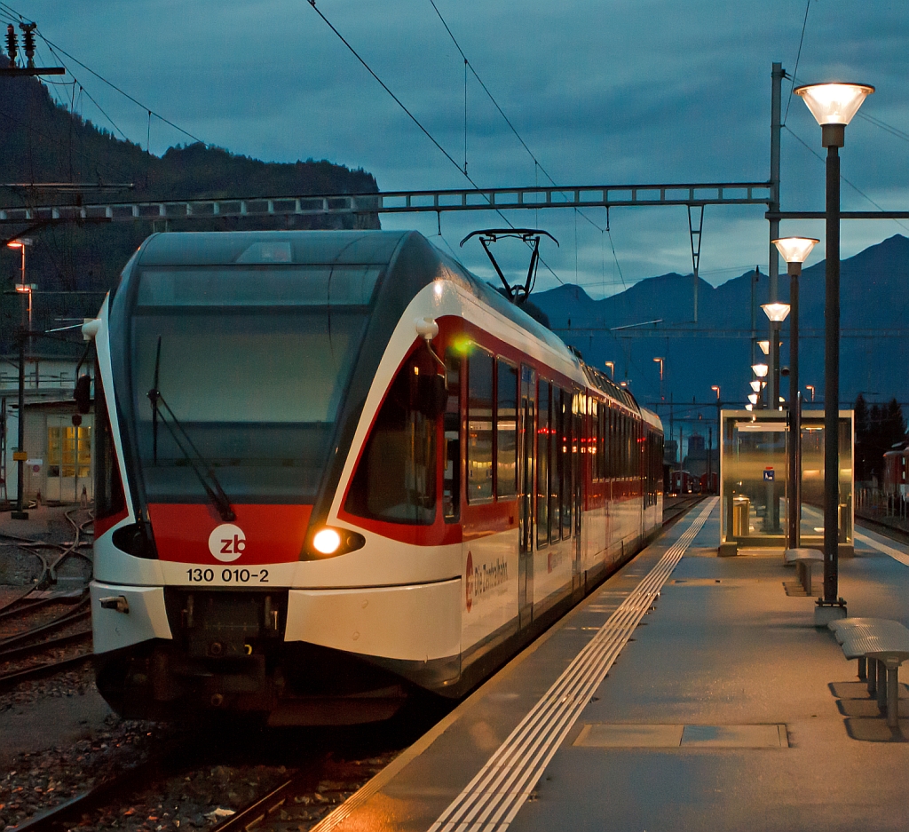 Triebzug ABe 130 010-2 (ein  Stadler SPATZ = Schmalspur PAnorama TriebZug) der Zentralbahn als Regionalbahn im Bahnhof Meiringen am 29.09.2012. 
Dieser Schmalspur Panorama Triebzug (Typ ABe 4/8), Baujahr 2005,  die Achsformel ist 2'Bo'Bo'2, er hat eine Spurweite von 1.000 mm und Hchstgeschwindigkeit von 100 km/h.