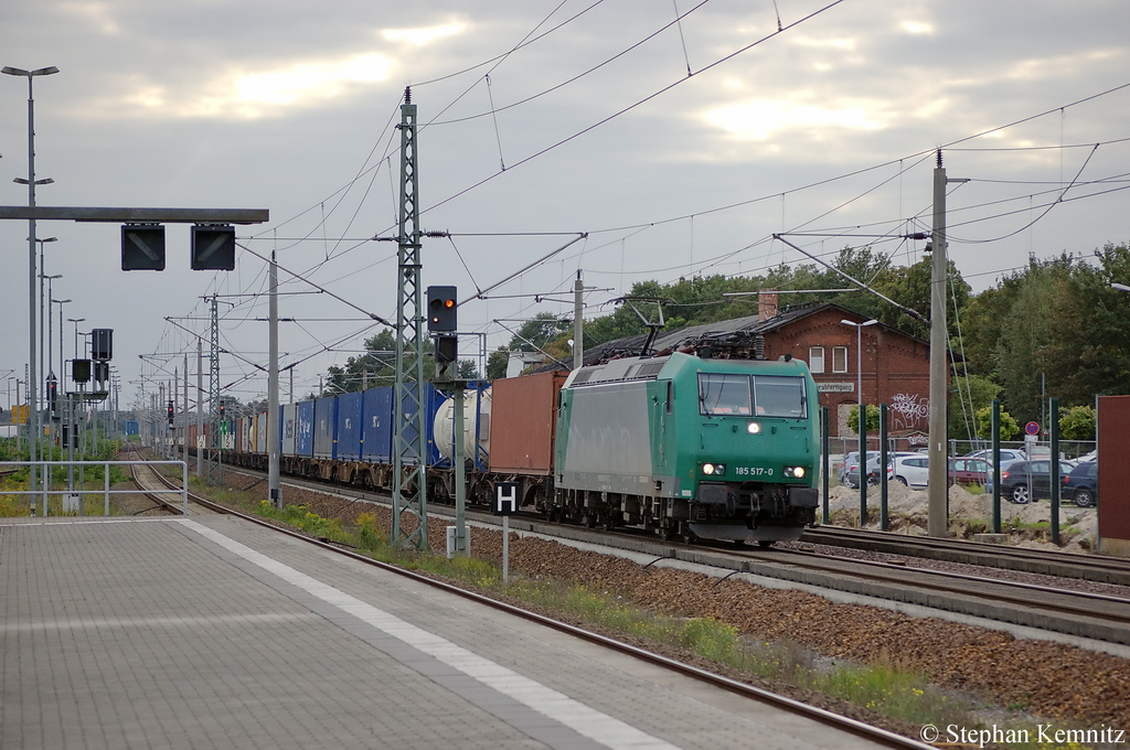 Trotz einer technischen St�rung am Gleis zwischen Rathenow und Wustermark rollte der Verkehr nur in Richtung Berlin. Hier die 185 517-0 der Captrain Deutschland GmbH mit einem Containerzug in Rathenow Richtung Wustermark unterwegs. 14.09.2011