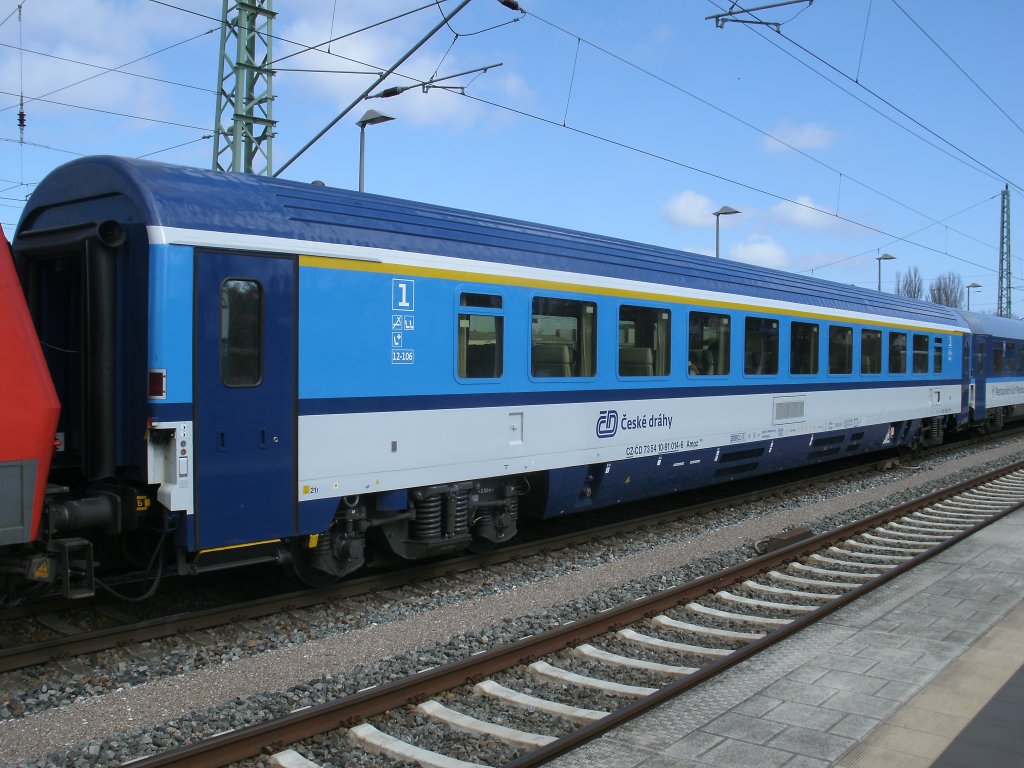 Tschechischer Gro�raumwagen Apmz 73 54 10-91 014-6 im EC 379 Binz-Brno,am 20.April 2013,in Bergen/R�gen.