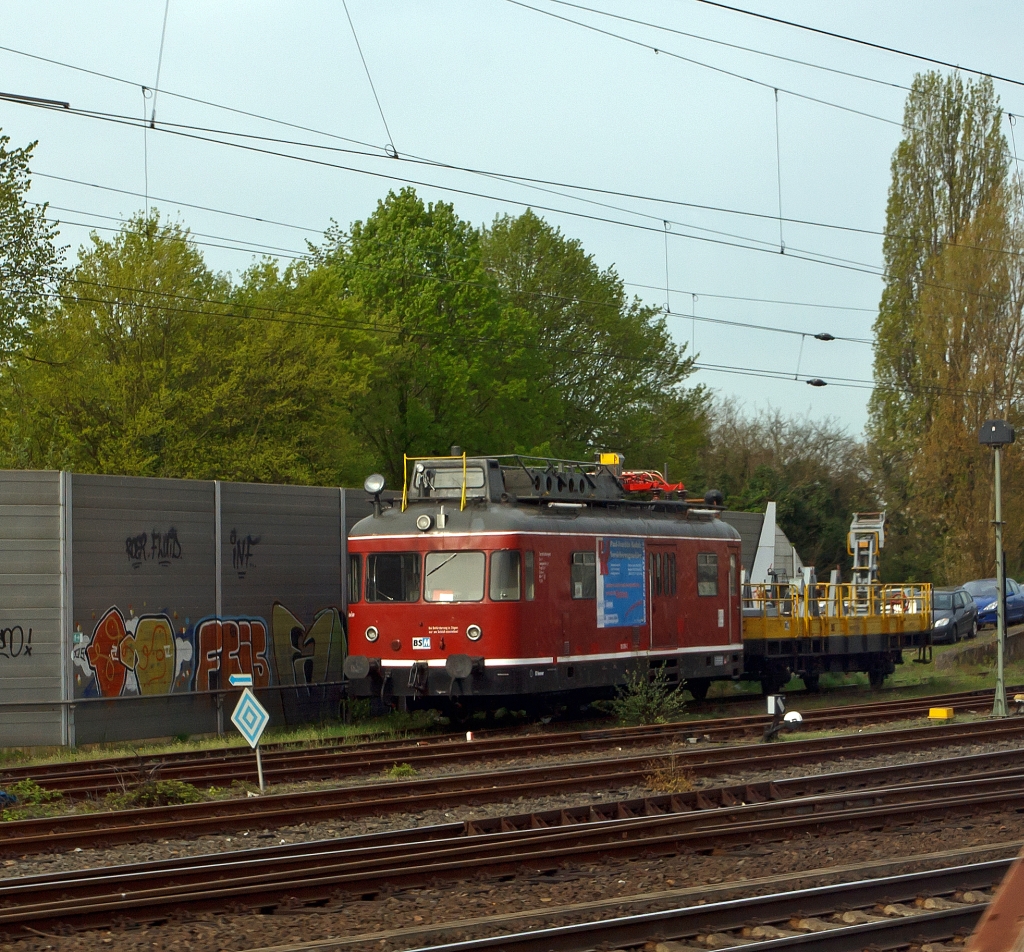 Turmtriebwagen 701 076-2 (Hannover 6209) der BSM (Bahnsevice Mannheim GmbH) am 11.04.2011 abgestellt in Troisdorf. Der Triebwagen wurde 1963
bei WMD in Donauwrth gebaut. 
Als Ausstattung hat er eine Hubbhne, Prfstromabnehmer und mehrere Arbeitsscheinwerfer