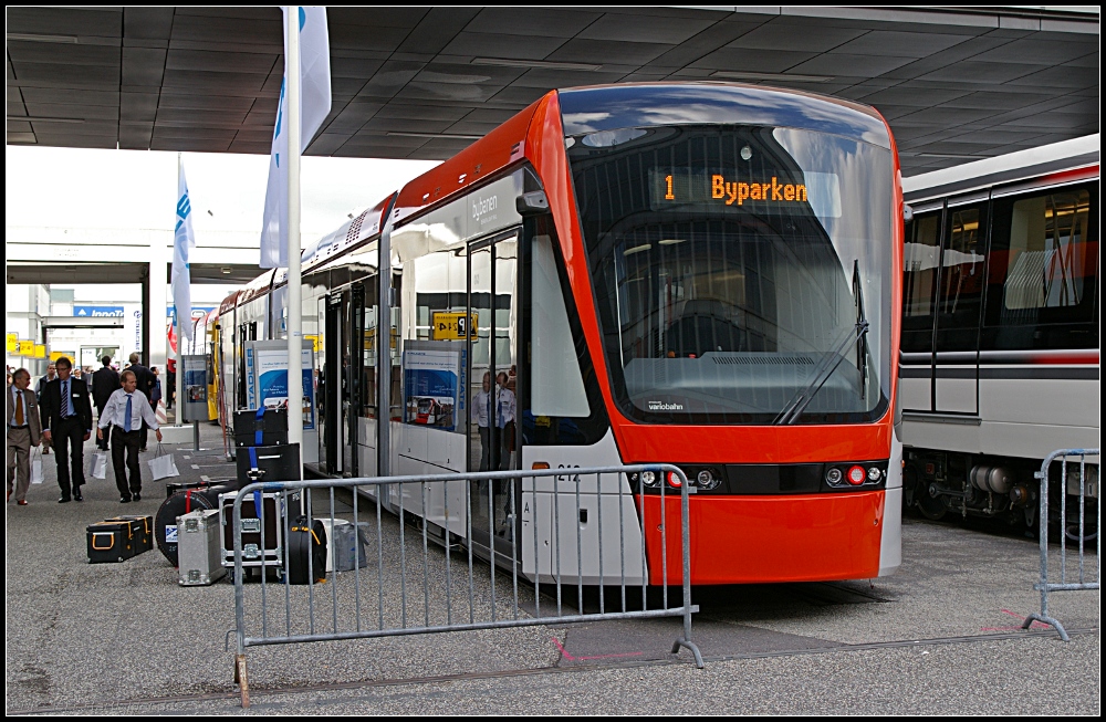 Tw 212 ist eine f�nfteilige Tram von Stadler des Typs Variobahn f�r Bergen (INNOTRANS 2010, gesehen Berlin 21.09.2010)