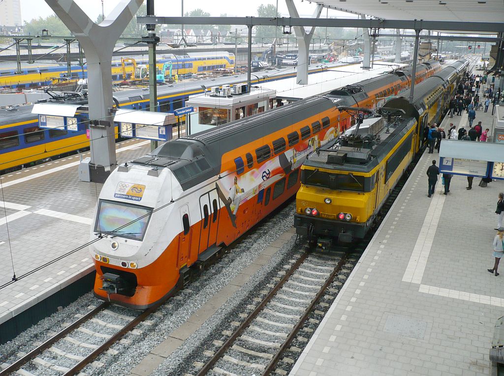 TW DD-IRM 9520 und Lok 1719 auf Gleis 7 und 8 Rotterdam Centraal Station 24-08-2011.

NS treinstel DD-IRM 9520 en lok 1719 met DDAR spoor 7 en 8 Rotterdam Centraal Station 24-08-2011.