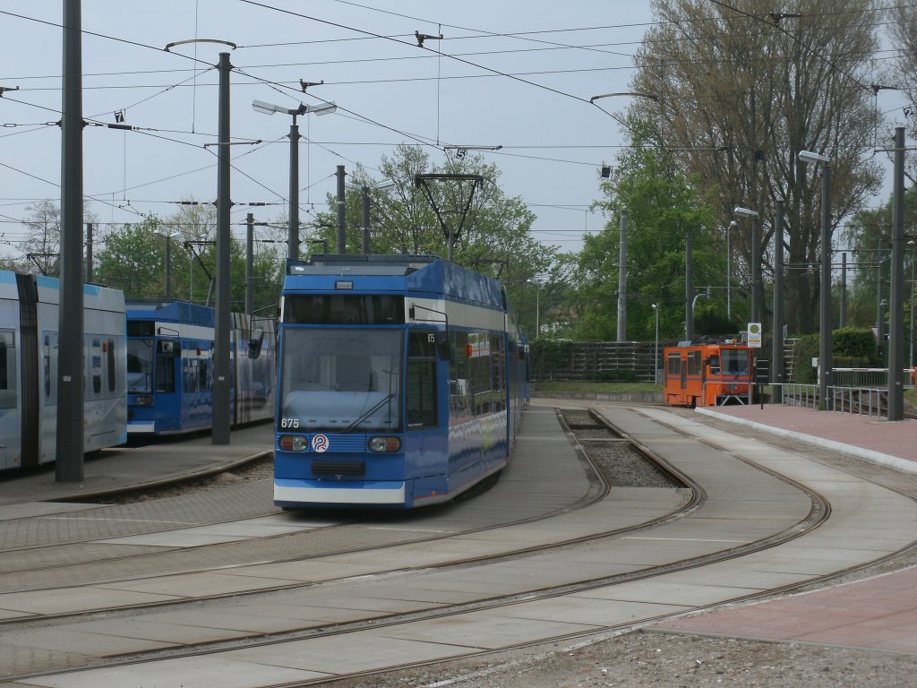 Tw651 und im Hintergrund Tw551,am 09.Mai 2013,im Depot Hamburger Stra�e in Rostock.Alle Aufnahmen sind entweder �ber oder durch den Zaun m�glich ohne das Gel�nde zubetreten !