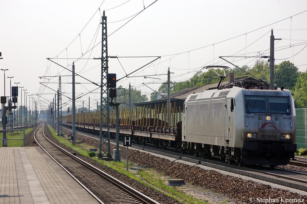 TXL 185 540-2  Kassel Huskies  die f�r Raildox f�hrt mit leeren Holzzug in Rathenow in Richtung Wustermark unterwegs. 29.04.2011