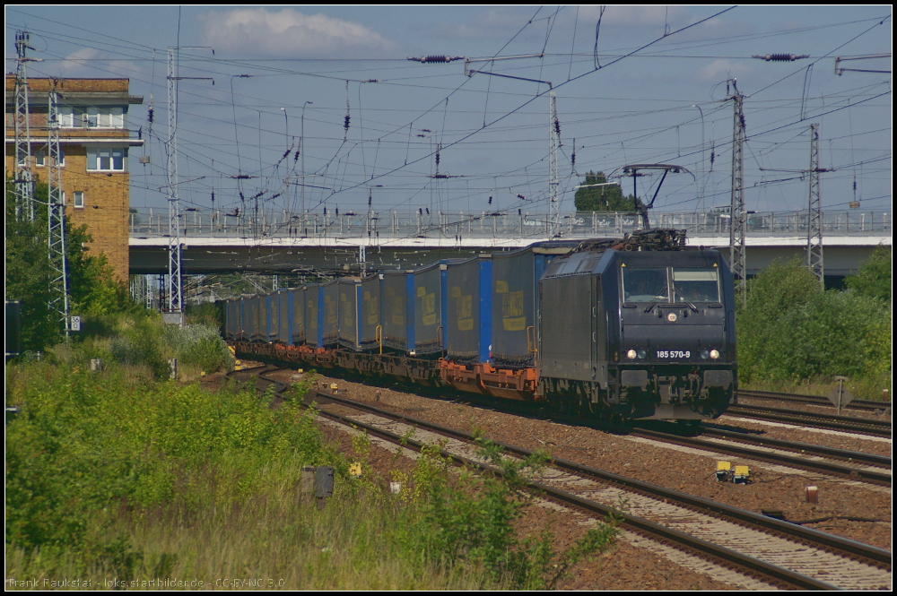 TXL 185 570-9 am 07.07.2013 mit dem  LKW Walter -Zug in Berlin Sch�nefeld Flughafen