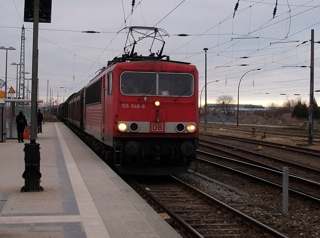 �ber Gleis 4 in Bergen/R�gen fuhr 155 046 mit ihren G�terzug nach Mukran.