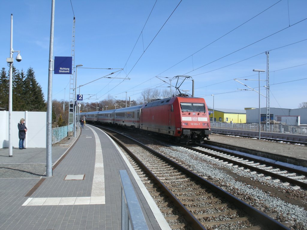 �ber das Kreuzungs-und �berholgleis in Samtens schob 101 053-7,am 06.April 2012,den IC 2212 Koblenz-Binz.