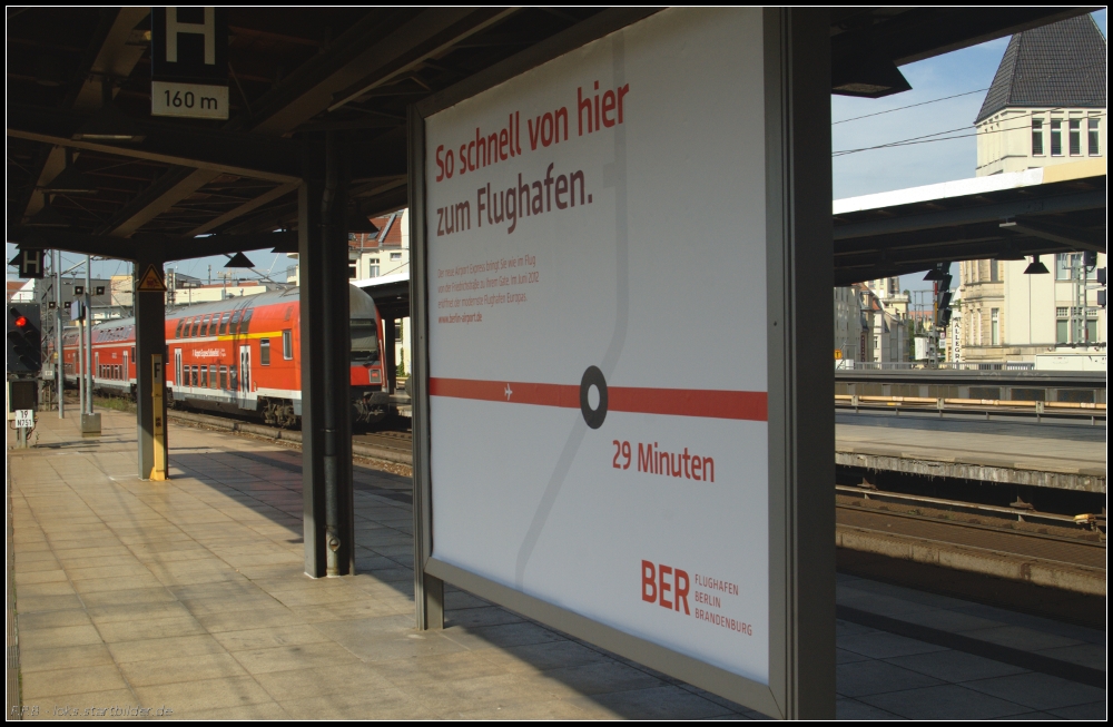 �berall in Berlin wird mit Plakaten an Bahnh�fen f�r die schnellen Verbindungen zum neuen Flughafen Berlin Brandenburg geworben. Hier steht das Plakat auf Gleis 1 des Bahnhofs Berlin Friedrichstra�e (gesehen 11.09.2011)