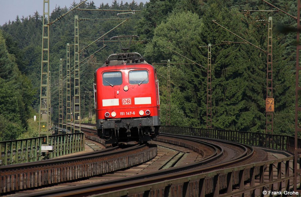 ...und noch ein Lokportrt: DB 151 147-6 auf Leerfahrt Richtung Regensburg, KBS 880 Nrnberg - Regensburg, fotografiert auf der Brcke ber das Tal der Weien Laber bei Deining am 26.07.2012 