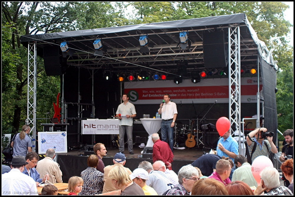 Unterhaltung gab es auf der B�hne hinter den Werkstatthallen (Tag der offenen T�r S-Bw Gr�nau, 08.08.2010)