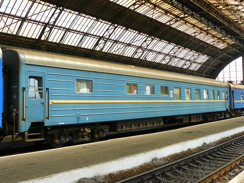 UZ Schlafwagen Nummer 043 17707. Vermutlich handelt es sich hier um ein ex-Barwagen. Lviv, Ukraine 25-05-2010.