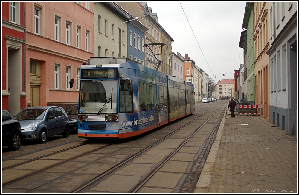 VBBr 100  Brandenburger Volksbank  auf der Linie 6 nach Hohenstücken Nord in der Große Gartenstraße (Typ MGT6D, getauft auf  Beetzsee , gesehen Brandenburg a. d. Havel 19.02.2011)