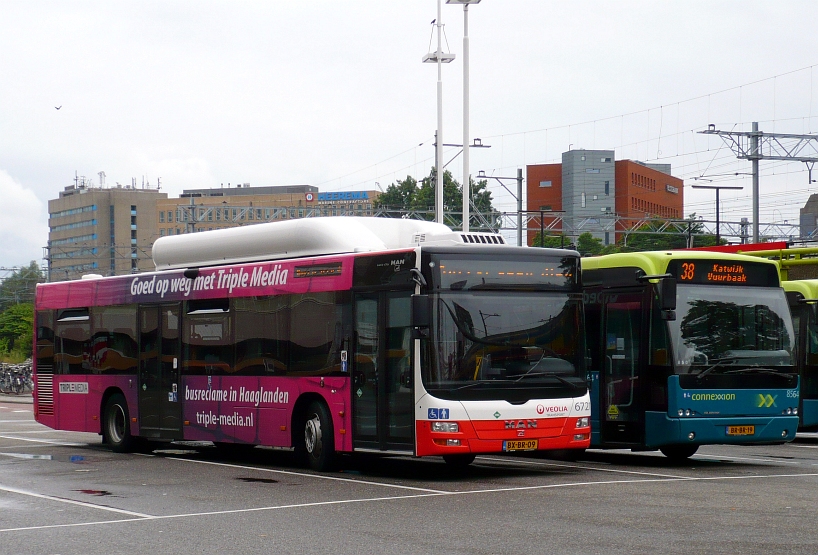 Veolia MAN Lion's city Bus Nummer 6721 mit Werbung. Leiden Centraal Station 25-07-2010.