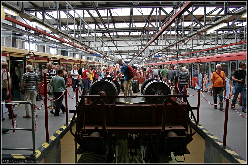 Viel Andrang herrschte auf den Bahnsteigen zwischen den Z�gen (Tag der offenen T�r S-Bw Gr�nau, 08.08.2010)