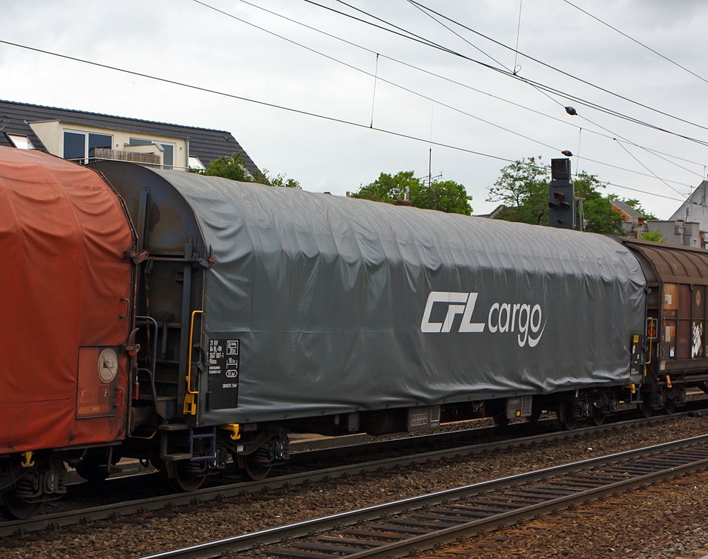 Viele Luxemburger sind wohl Hollnder -  
Drehgestellflachwagen mit vier Radstzen, verschiebbarem Planenverdeck, Rilnss 31 84 3547 007-1 der CFL Cargo, jedoch eingestellt bei DB Schenker RN (31 RIV 84 NL-RN 3547 007-1).
Hier am 03.07.2013 im Zugverbund, bei der Durchfahr durch den Bf Kln-Ehrenfeld.
