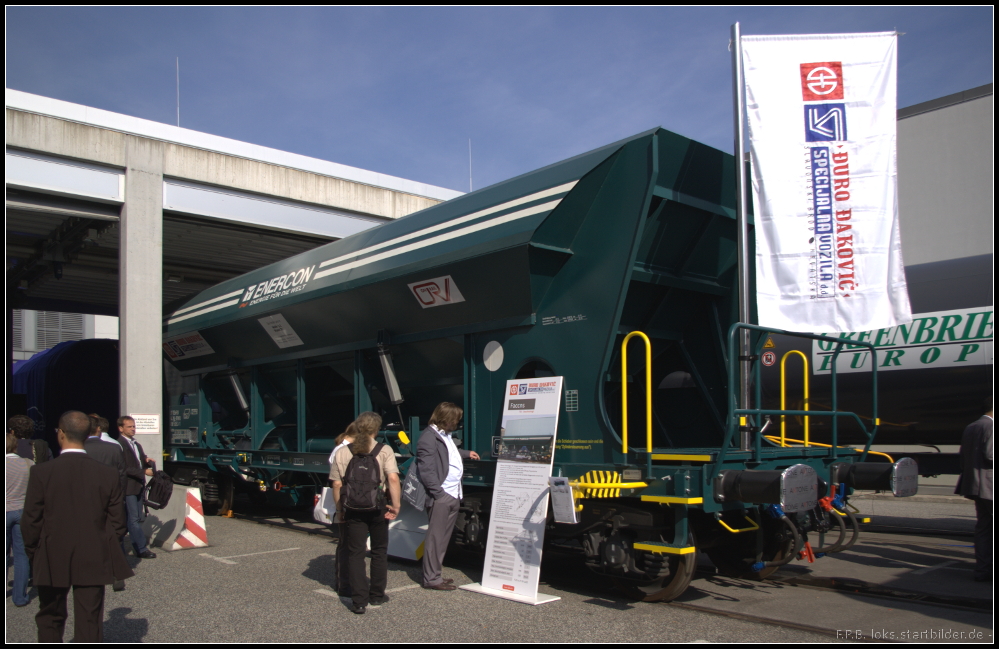 Vierachsiger Drehgestell-Sch�ttgutwagen mit dosierbarer Schwerkraftentladung der Gattung Faccns des Einstellers On Tail auf der InnoTrans 2012 in Berlin. Hersteller ist das Unternehmen Duro Dakovic, Kroatien (NL-ORWU 37 84 6985 053-1 Faccns)