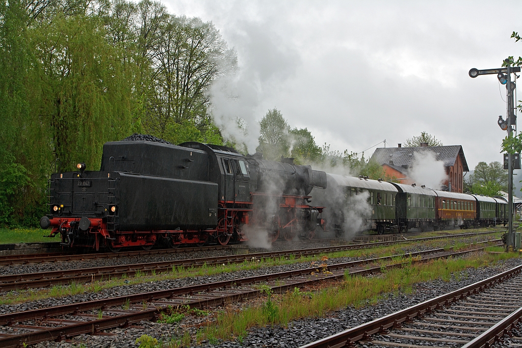 
Volldampf im Hellertal, aus Anlass: 150 Jahre Eisenbahn an Sieg, Heller, Dill und Lahn, am 06.Mai 2012: Mit 2 Stunden Versptung, dadurch nun im vollen Regen (Das EBA hatte bei der berprfung Lok etwas beanstandet, die Klrung dauerte leider lnger), kam die 23 042 vom Eisenbahnmuseum Darmstadt-Kranichstein Tender voraus aus Gieen im Bahnhof Herdorf an.