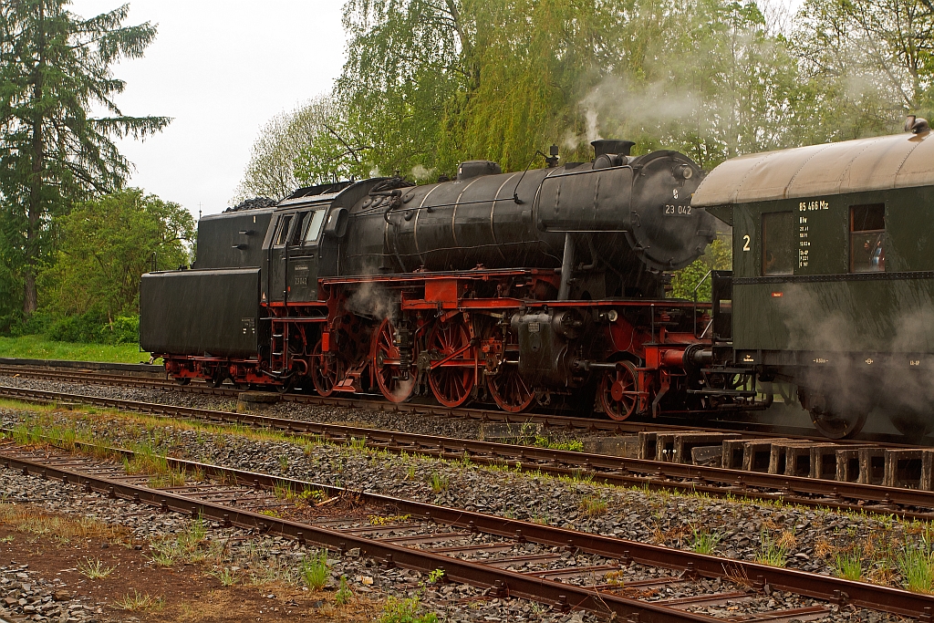 
Volldampf im Hellertal: Die Dampflok 23 042 vom Eisenbahnmuseum Darmstadt-Kranichstein steht am 06.05.2012 Tender voraus  im Bahnhof Herdorf. Diese Neubaulok wurde 1554 von Henschel u. Sohn, Kassel 
unter der Fabrikationsnummer  28542 gebaut. Von der BR 23 wurden insgesamt 105 Lokomotiven gebaut die letzte 1959 bei Jung in Kirchen/Sieg, dies war auch die letzte Neubaulok der DB.